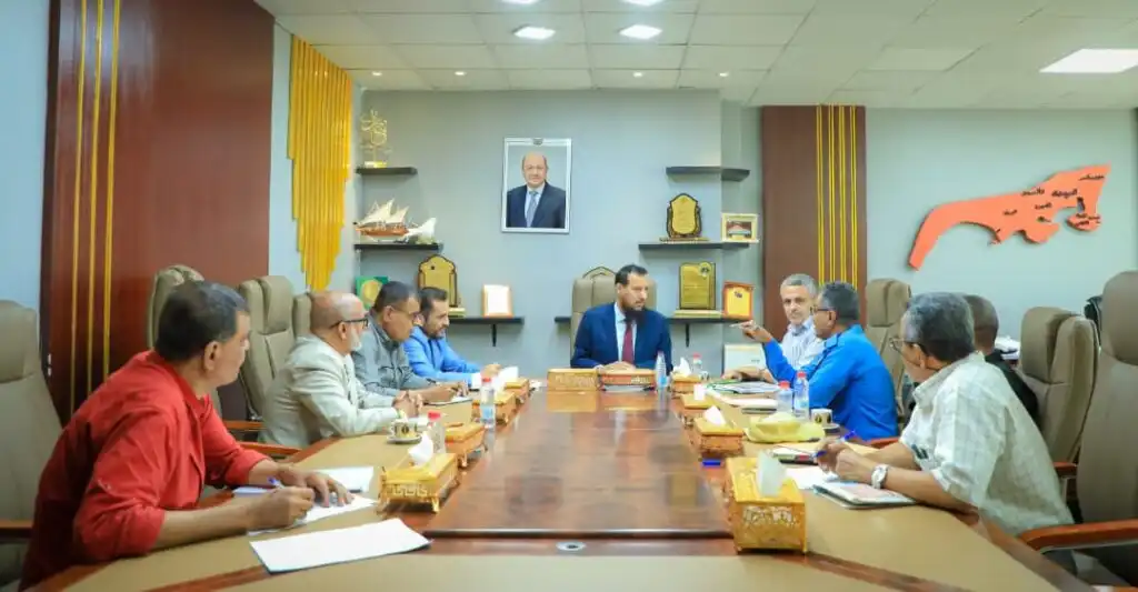 وزير الدولة محافظ عدن يناقش مع الأشغال وشرطة السير تطوير العمل ومعالجة إشكاليات الطرق