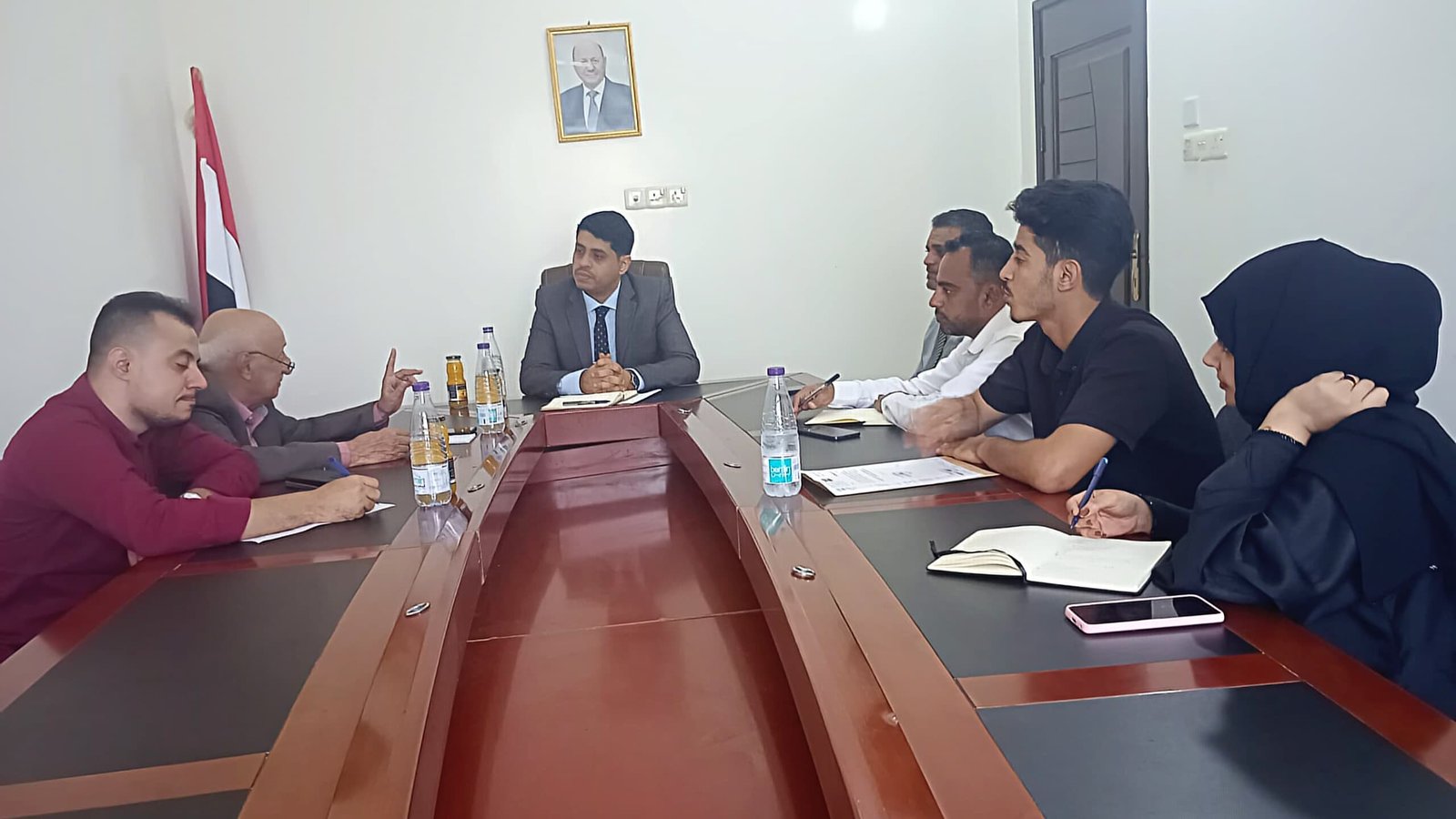 Le ministre des Droits de l'Homme discute avec le directeur des prisons de l'amélioration des conditions des détenus et du développement institutionnel.