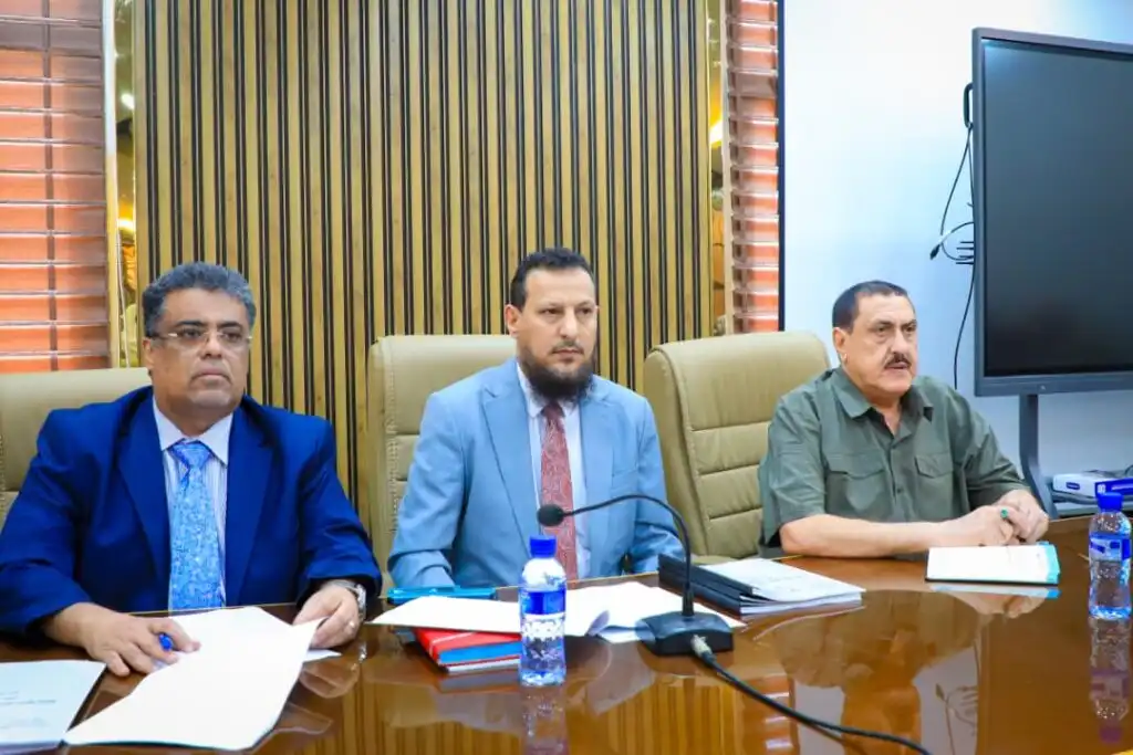 الاجتماع التنفيذي في عدن يناقش التحديات الملحة في قطاعات الكهرباء والصحة