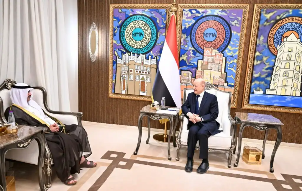 رئيس مجلس القيادة يشيد بالعلاقات الراسخة مع دولة الكويت وشجاعة قواتها في ردع التهديد