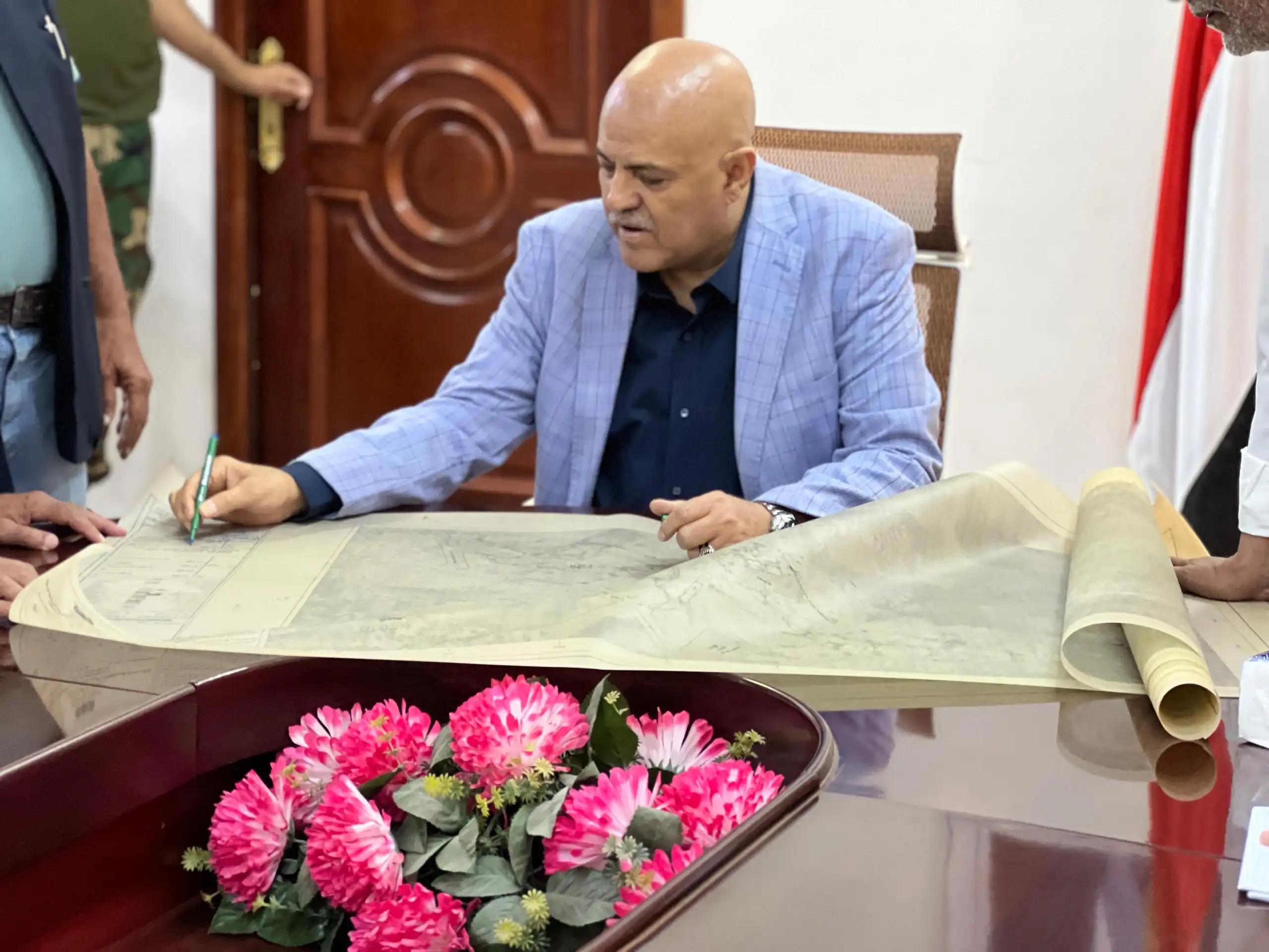 Le gouverneur de Taëz ordonne la réhabilitation de la route de l'Université de Taëz et le développement des unités voisines.