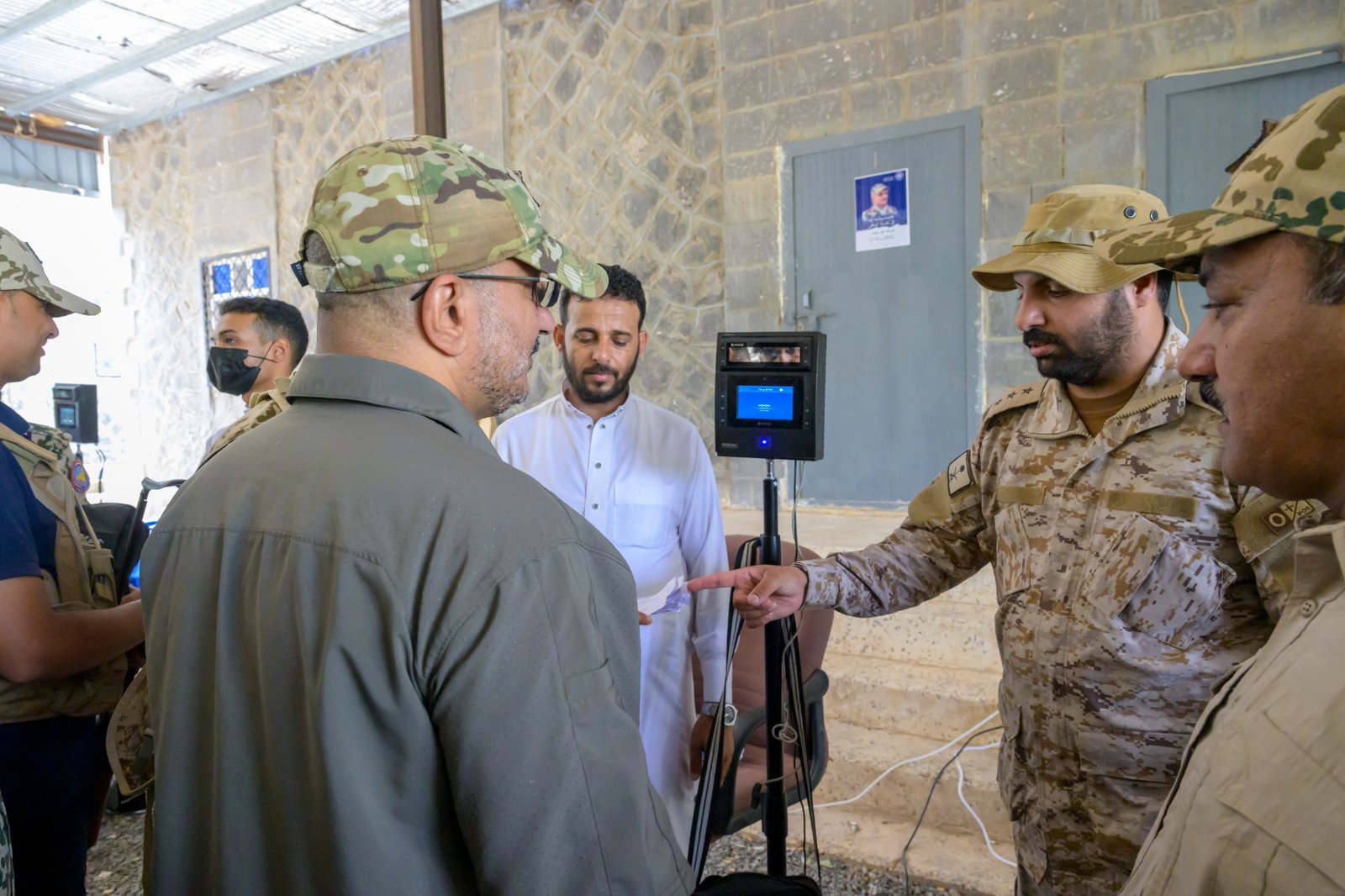 Le membre du Conseil de direction, Tarek Saleh, s'informe des travaux de la Commission sur les empreintes biométriques.