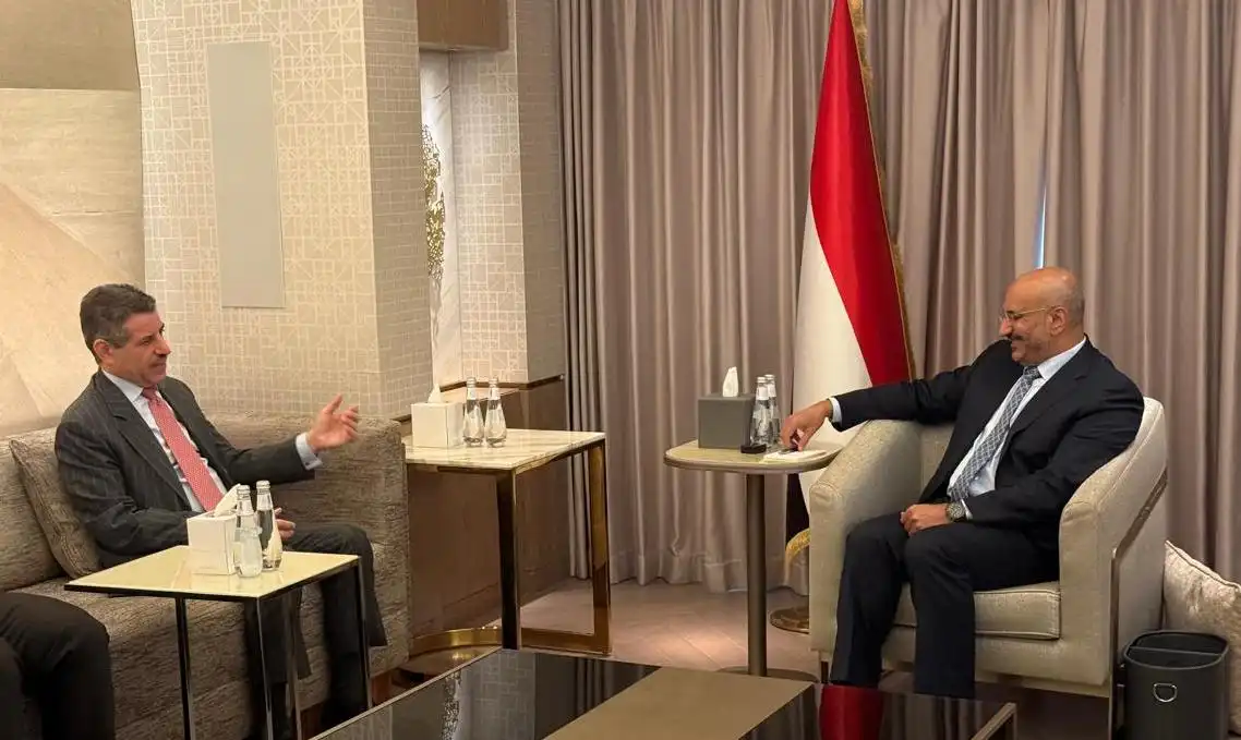 طارق صالح reçoit l'ambassadeur américain pour discuter des évolutions au Yémen et dans la région.