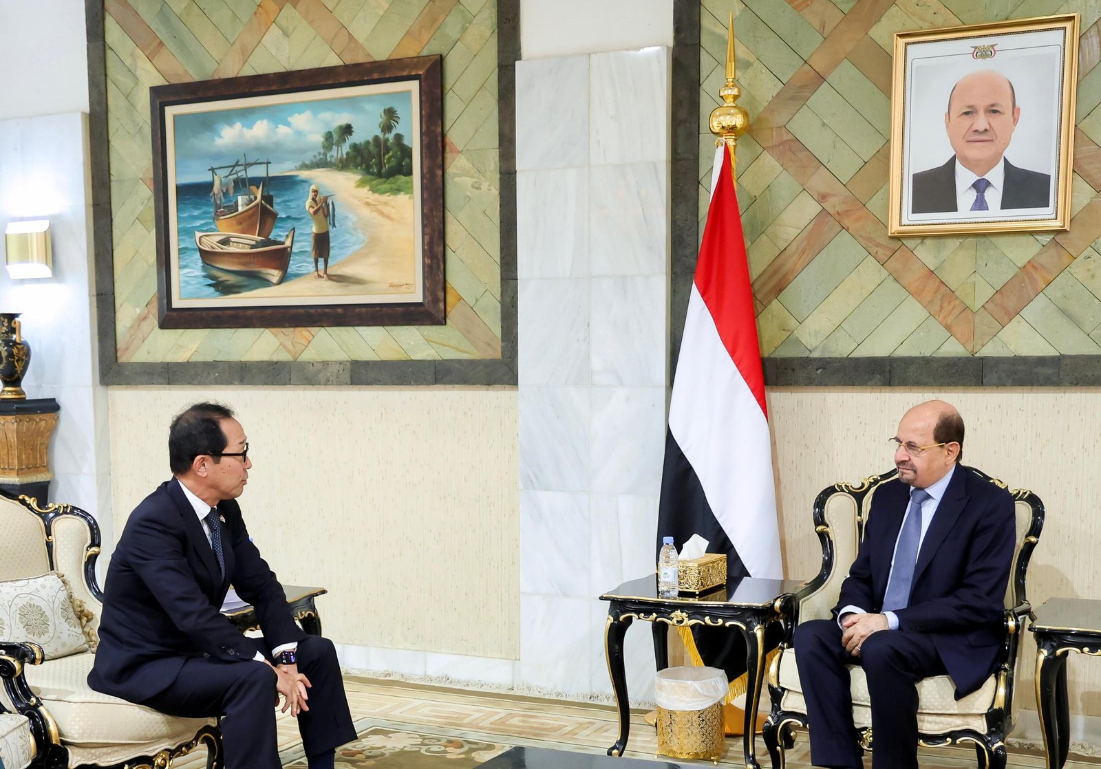 Le Premier ministre et ministre des Affaires étrangères reçoit l'ambassadeur japonais au Yémen.