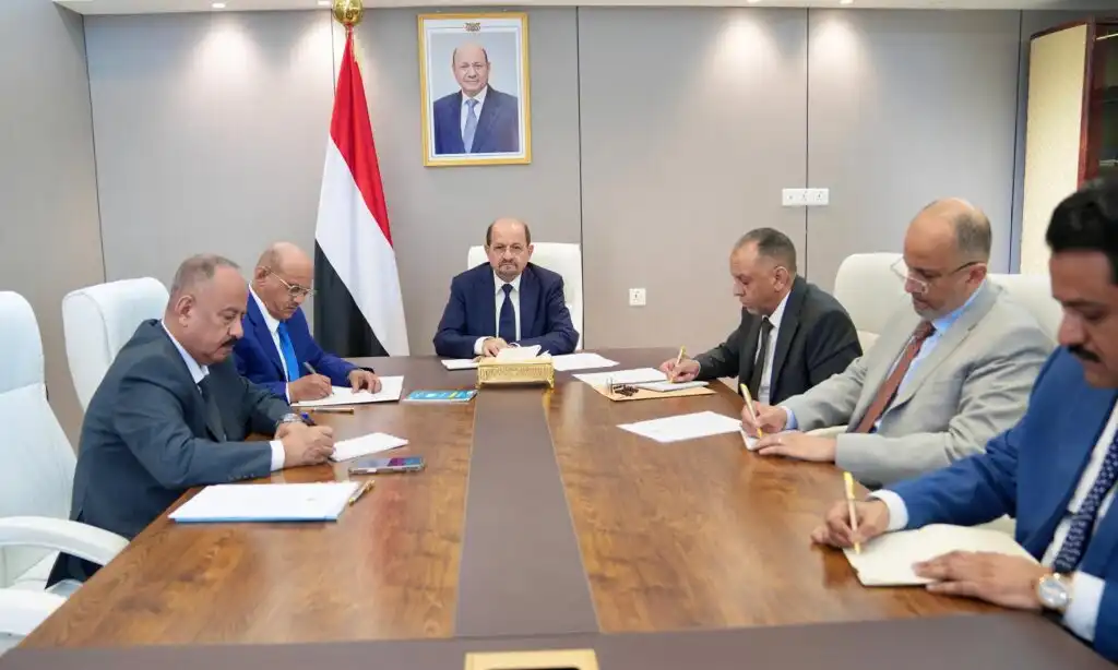 رئيس الوزراء وزير الخارجية يترأس اجتماعاً للجنة إدارة الأزمات الاقتصادية والإنسانية