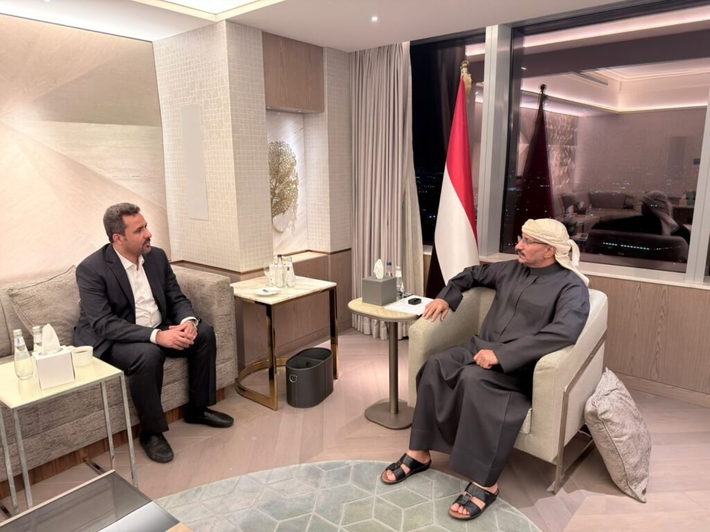 طارق صالح يستعرض جهود تعزيز الاستقرار وتطبيع الحياة في محافظة لحج