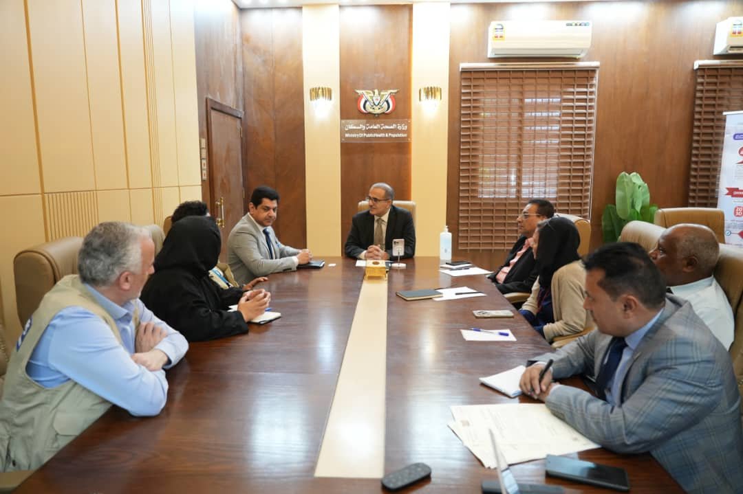 Le ministre de la Santé discute avec l'équipe du bureau de l'UNOPS de plusieurs interventions sanitaires.
