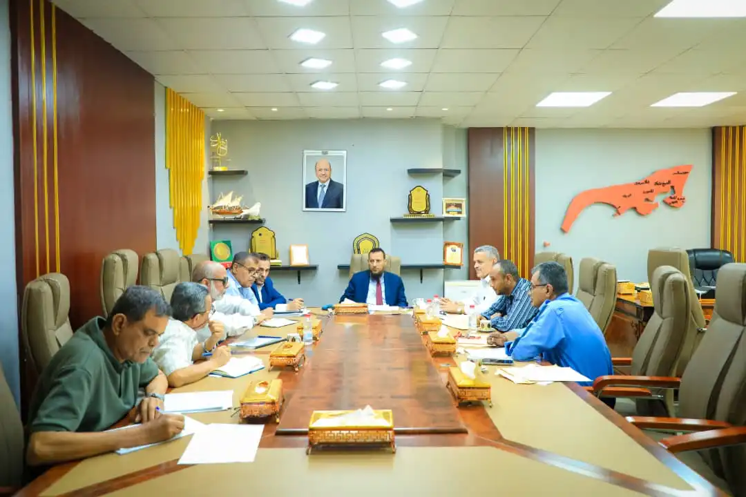 Le ministre d'État, gouverneur d'Aden, lance la première phase du projet de réhabilitation des rues et routes de la capitale temporaire.