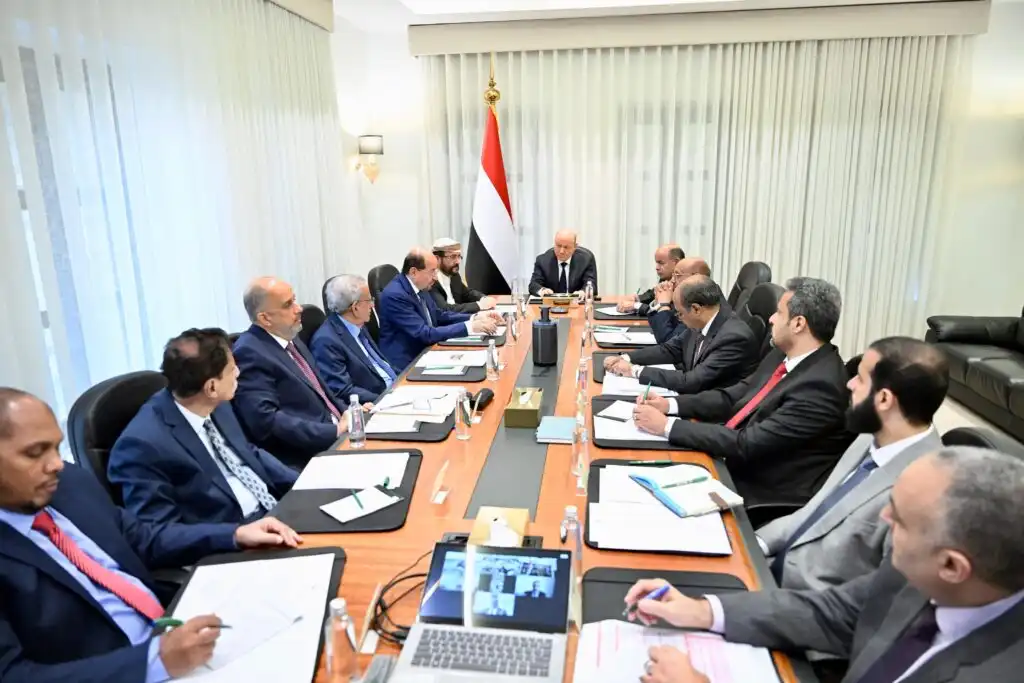 الرئيس العليمي يعقد اجتماعًا مصغرًا لمناقشة الأوضاع الوطنية وتعزيز الخدمات الأساسية