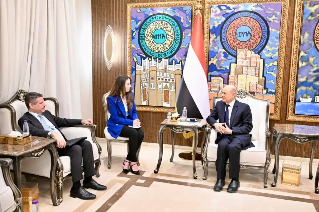 رئيس مجلس القيادة يؤكد أهمية البناء على ردع النظام الإيراني لإنهاء تهديد مليشياته في المنطقة