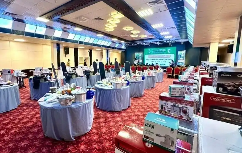 Le Centre King Salman remet des sacs professionnels aux bénéficiaires du projet "Bidaya" à Mukalla.