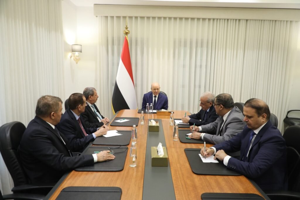 رئيس مجلس القيادة يشيد بالتكامل البناء بين سلطات انفاذ القانون لردع المخططات الارهابية