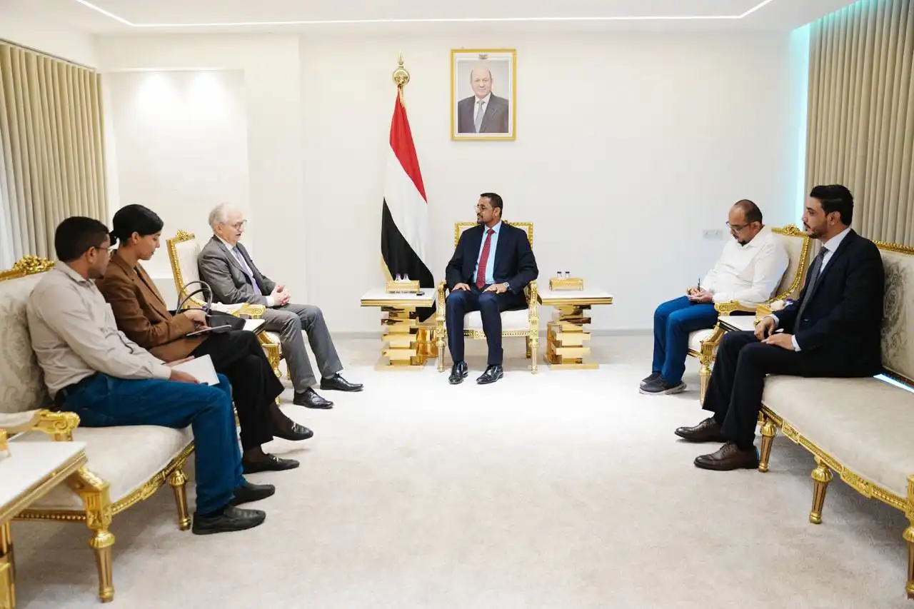 Le ministre d'État Al-Qudaimi discute avec l'ambassadeur allemand de l'amélioration de la coopération et du soutien humanitaire et développemental.