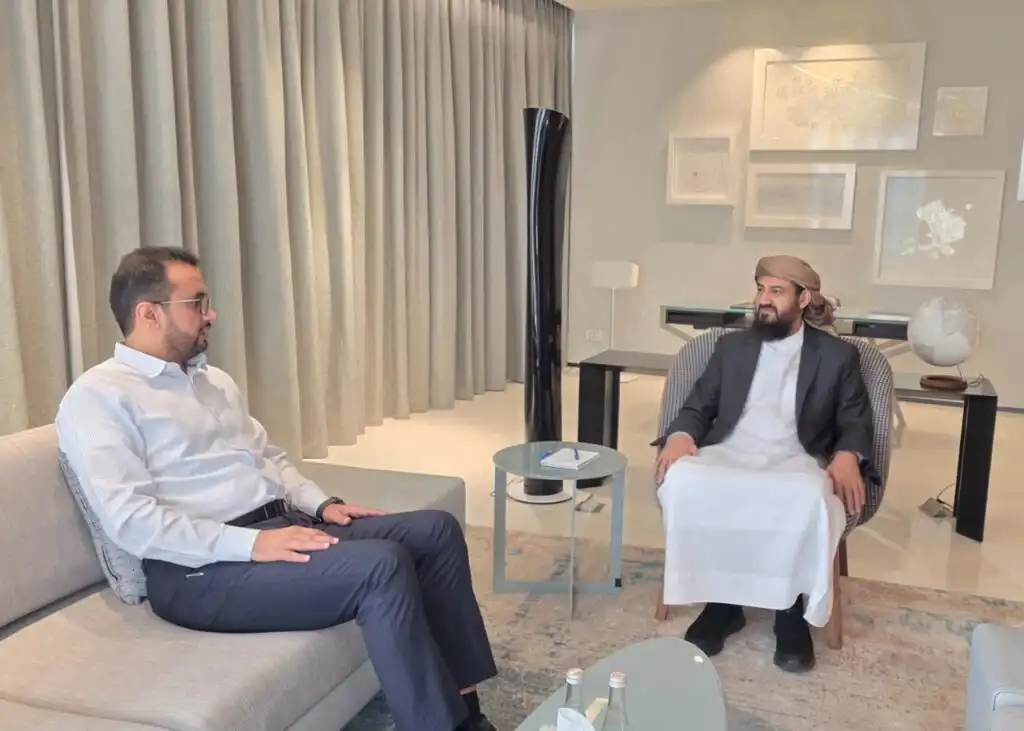 عضو مجلس القيادة المحرّمي يناقش مع وزير الخدمة المدنية جهود تطوير الأداء الإداري