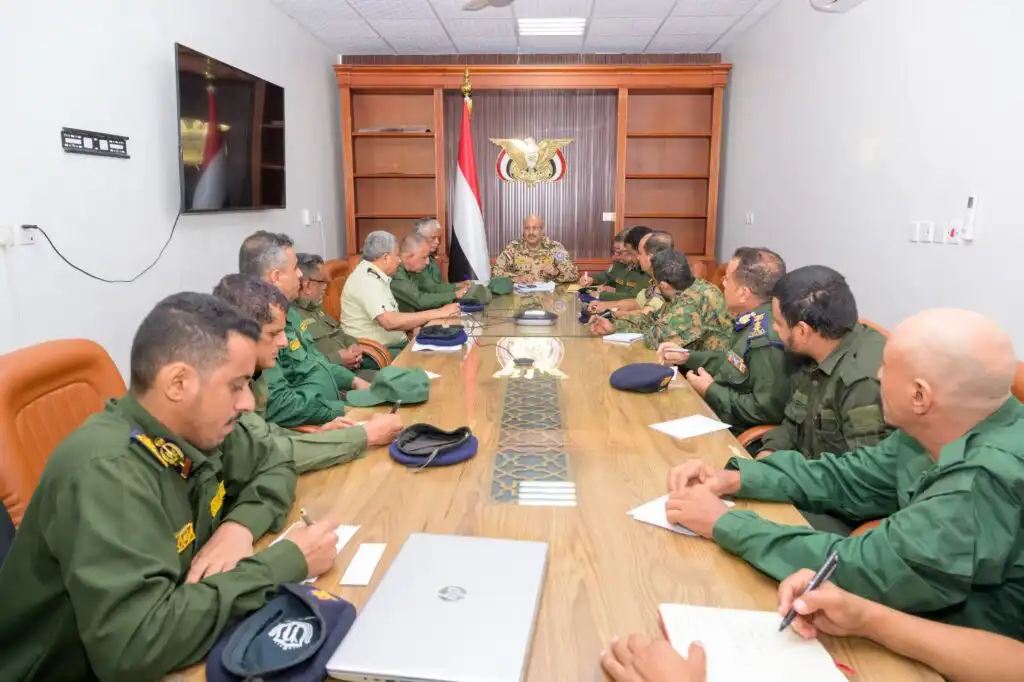 عضو مجلس القيادة طارق صالح يطّلع على أداء وزارة الداخلية ويترأس اجتماعًا أمنيًا في الساحل الغربي