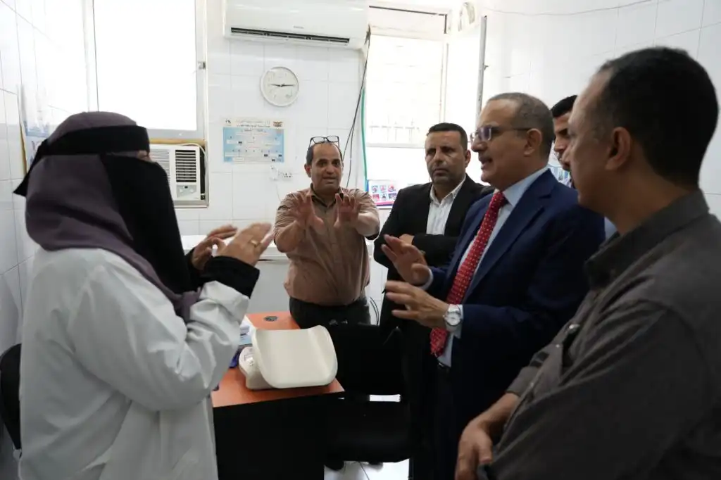 وزير الصحة يطّلع على سير العمل في مرافق الرعاية الصحية الأولية بمديرية خور مكسر