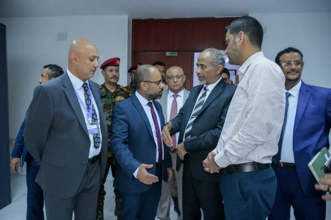 Le membre du Conseil présidentiel, Mahmoud Al-Sabihi, inspecte le fonctionnement du ministère des Communications à Aden.
