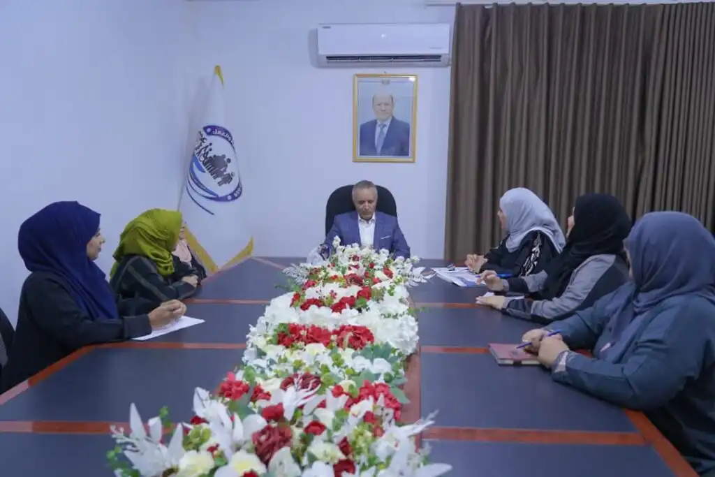 زير الشؤون الاجتماعية والعمل يناقش مع اللجنة الوطنية للمرأة تعزيز الشراكة وتمكين المرأة اقتصادياً واجتماعياً