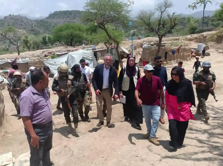 L'ambassadeur de l'Union européenne visite la direction de Ma'afir pour évaluer les besoins des déplacés.