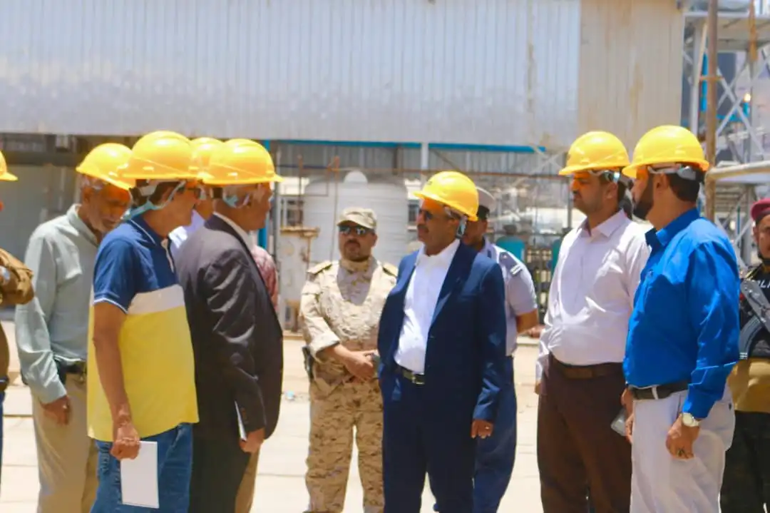 Le ministre du Pétrole et des Mines visite la raffinerie d'Aden et souligne l'importance de son rôle dans l'économie nationale.