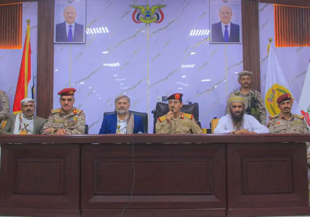 وزير الدفاع يلتقي قيادات المقاومة الشعبية ويشدد على توحيد الجهود لاستعادة الدولة