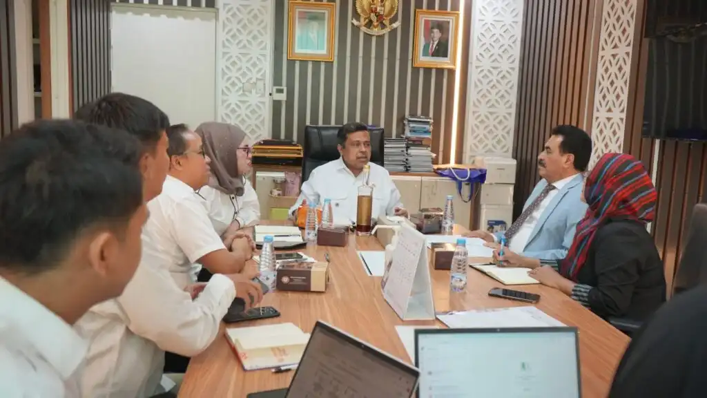 سفير اليمن لدى جاكرتا يبحث مع مسؤول اندونيسي سبل تعزيز التبادل التجاري بين البلدين