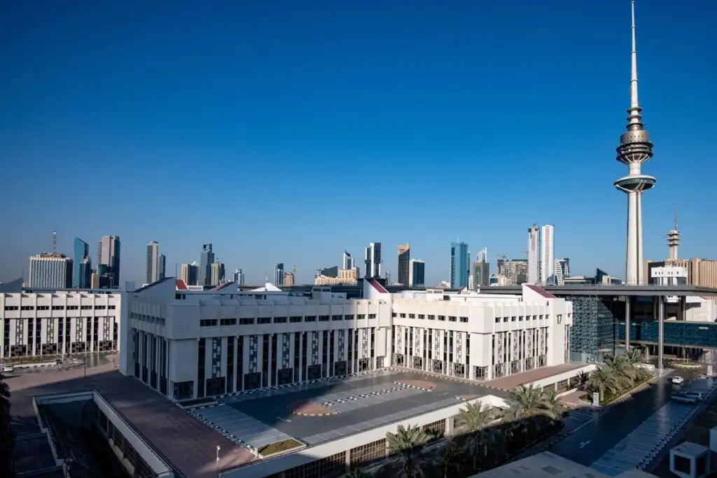 الكويت: تعرض مبنى مجمع الوزارات لأضرار جسيمة إثر استهداف بمسيرة معادية دون تسجيل إصابات