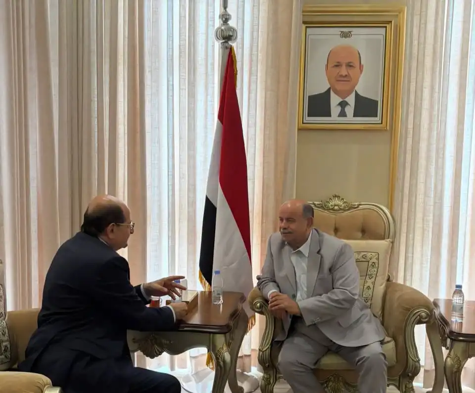 عضو مجلس القيادة سالم الخنبشي يناقش مع رئيس مجلس الوزراء جهود الحكومة في تعزيز العمل المؤسسي