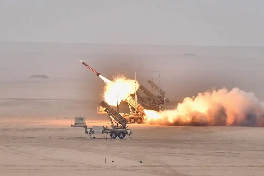 الدفاعات الكويتية تتصدى لهجمات صاروخية وطائرات مسيرة معادية