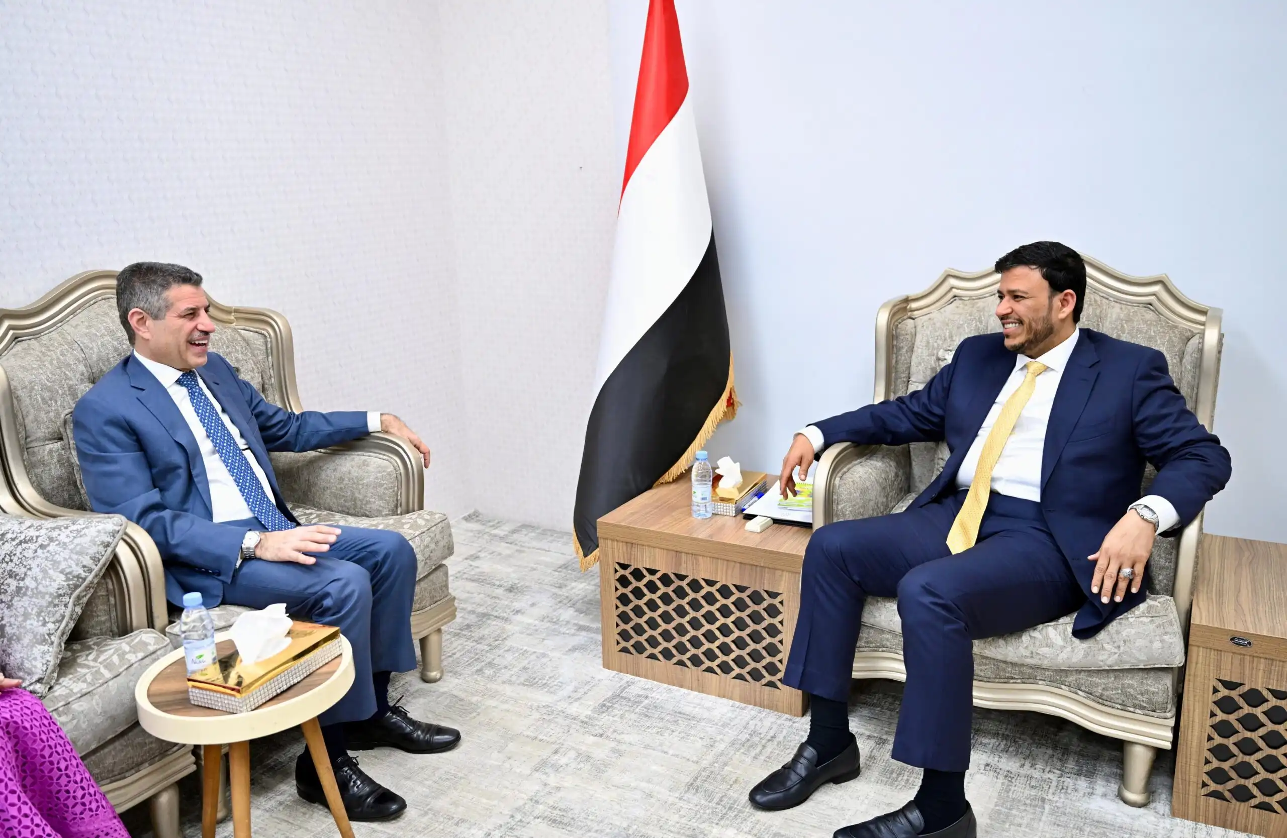 Le Dr. Abdullah Alimi, membre du Conseil de direction, discute avec l'ambassadeur des États-Unis des développements nationaux.