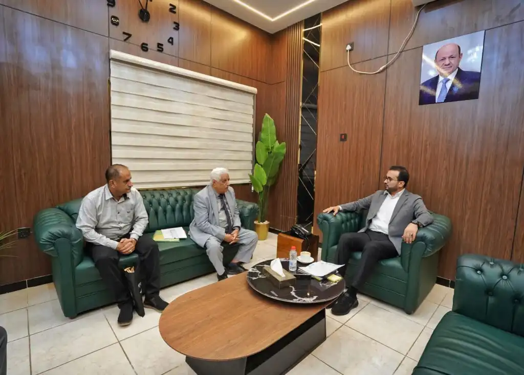 وزير الخدمة المدنية يناقش تسويات الكادر الأكاديمي والإداري في الجامعات اليمنية
