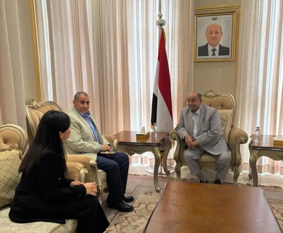 Le membre du Conseil de direction, Salem Al-Khanbashi, rencontre une délégation du Centre de dialogue humanitaire, soulignant l'importance du partenariat international pour soutenir la stabilité.