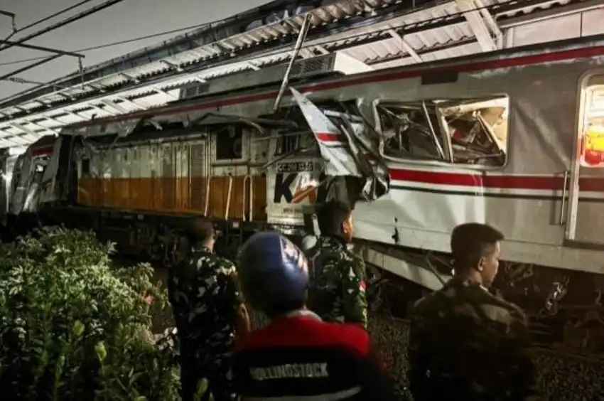 Le bilan de l'accident de train près de Jakarta s'élève à 14 morts.