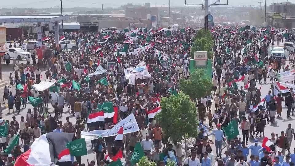 تظاهرة جماهيرية حاشدة في المخا تندد بالاعتداءات الإيرانية على دول الخليج العربي