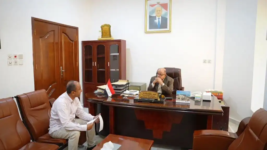 عضو مجلس القيادة سالم الخنبشي يناقش اوضاع المخزون الاستراتيجي للمواد الغذائية وسير العمل في القطاع الصحي وميناء المكلا