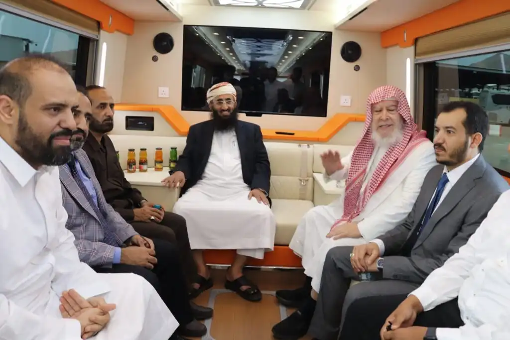 وزير الأوقاف يناقش مع شركة النقل البري خطط وآليات نقل حجاج اليمن بين مطار جدة والأراضي المقدسة
