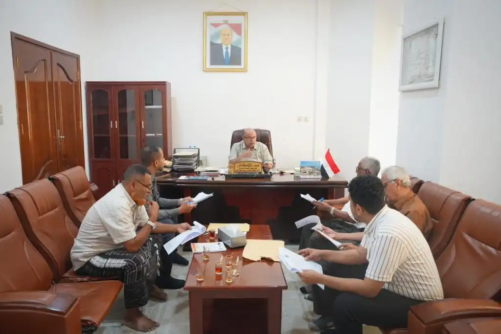 عضو مجلس القيادة سالم الخنبشي يشدد على أهمية الالتزام بالقوانين واللوائح وتصحيح الأوضاع المالية