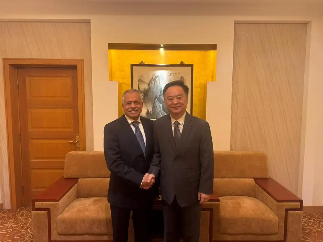 L'ambassadeur du Yémen à Pékin discute de la coopération bilatérale et des perspectives de stabilité.