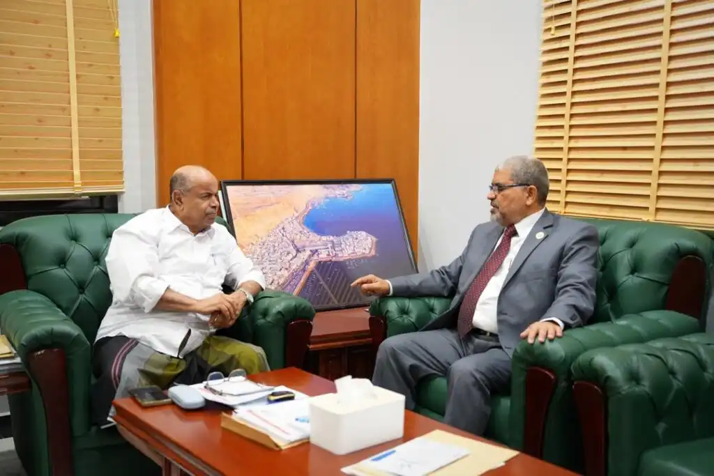 عضو مجلس القيادة سالم الخنبشي يطّلع على أوضاع جامعة حضرموت وخطط تطوير مكتب الشؤون الاجتماعية والعمل