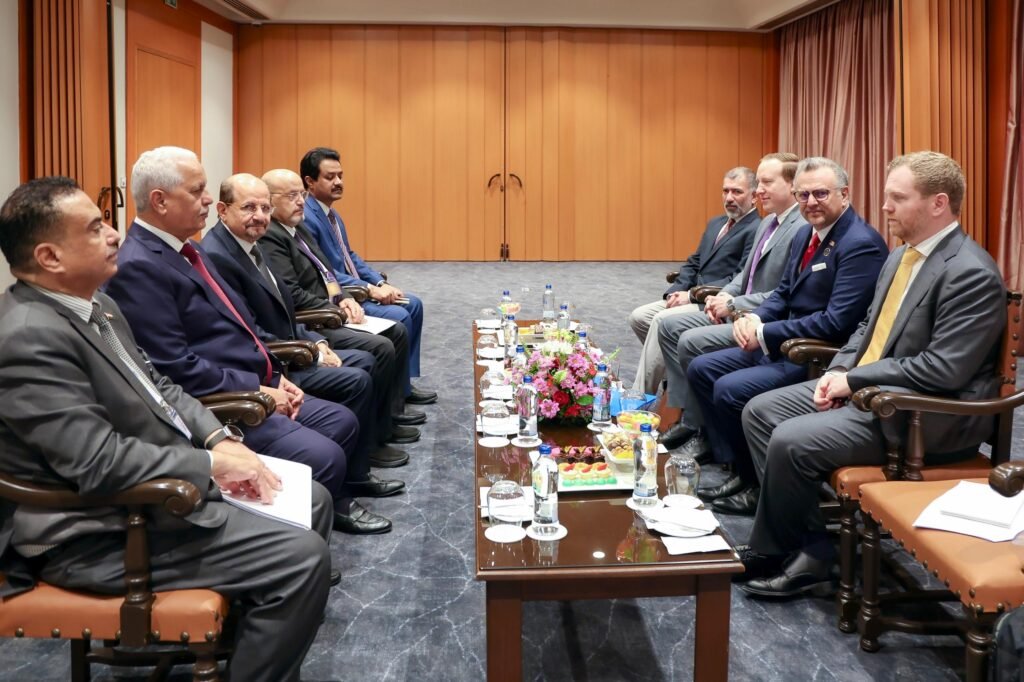 اللقاء بين رئيس الوزراء وموفد الرئيس الأمريكي: تعزيز العلاقات ودعم الحكومة اليمنية