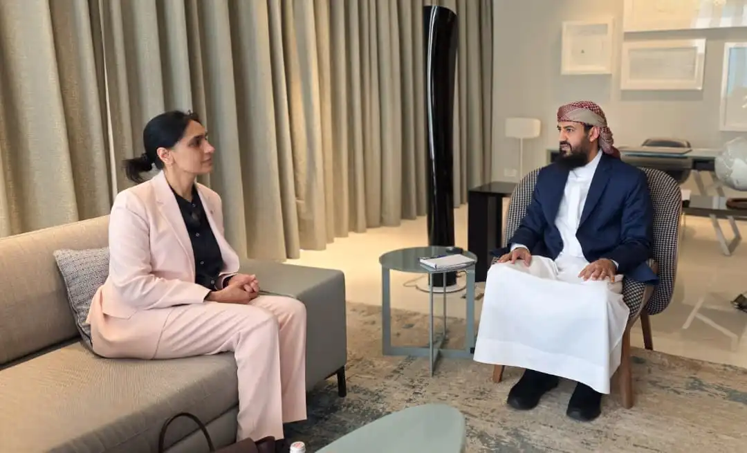 Le membre du Conseil de direction, Al-Muharrami, discute de la coopération avec l'ambassadrice britannique.