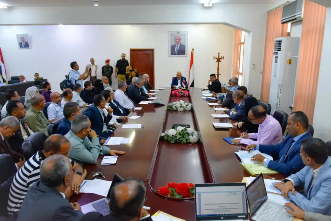 Le gouverneur de Taïz discute du rapport d'évaluation de la mise en œuvre du plan de développement économique et social 2024-2025.