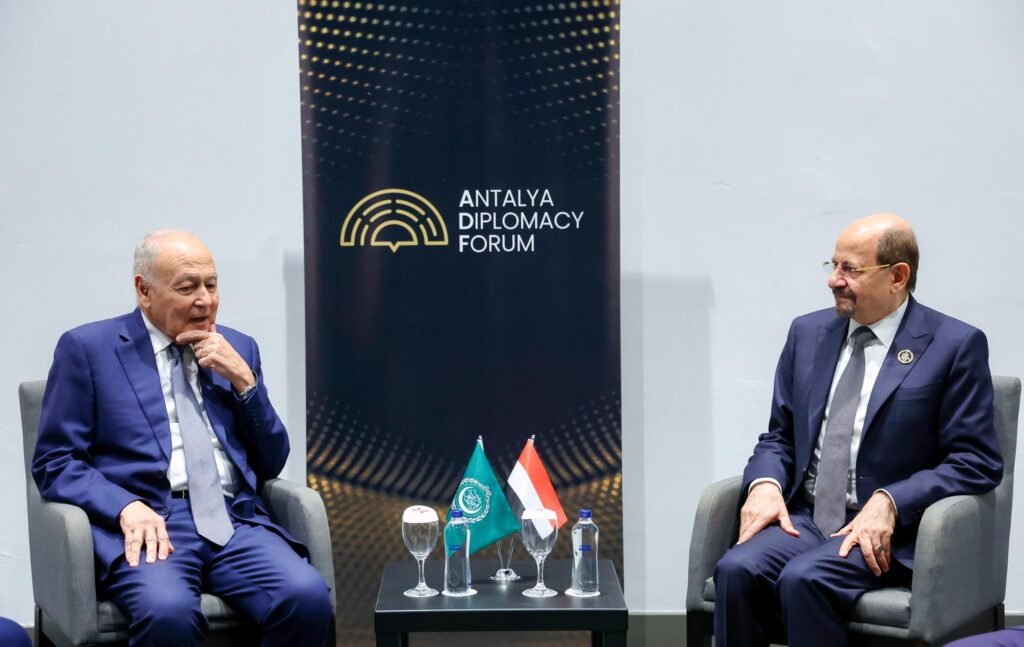 رئيس الوزراء وزير الخارجية يناقش مع الأمين العام للجامعة العربية تطورات الأوضاع الإقليمية والدولية