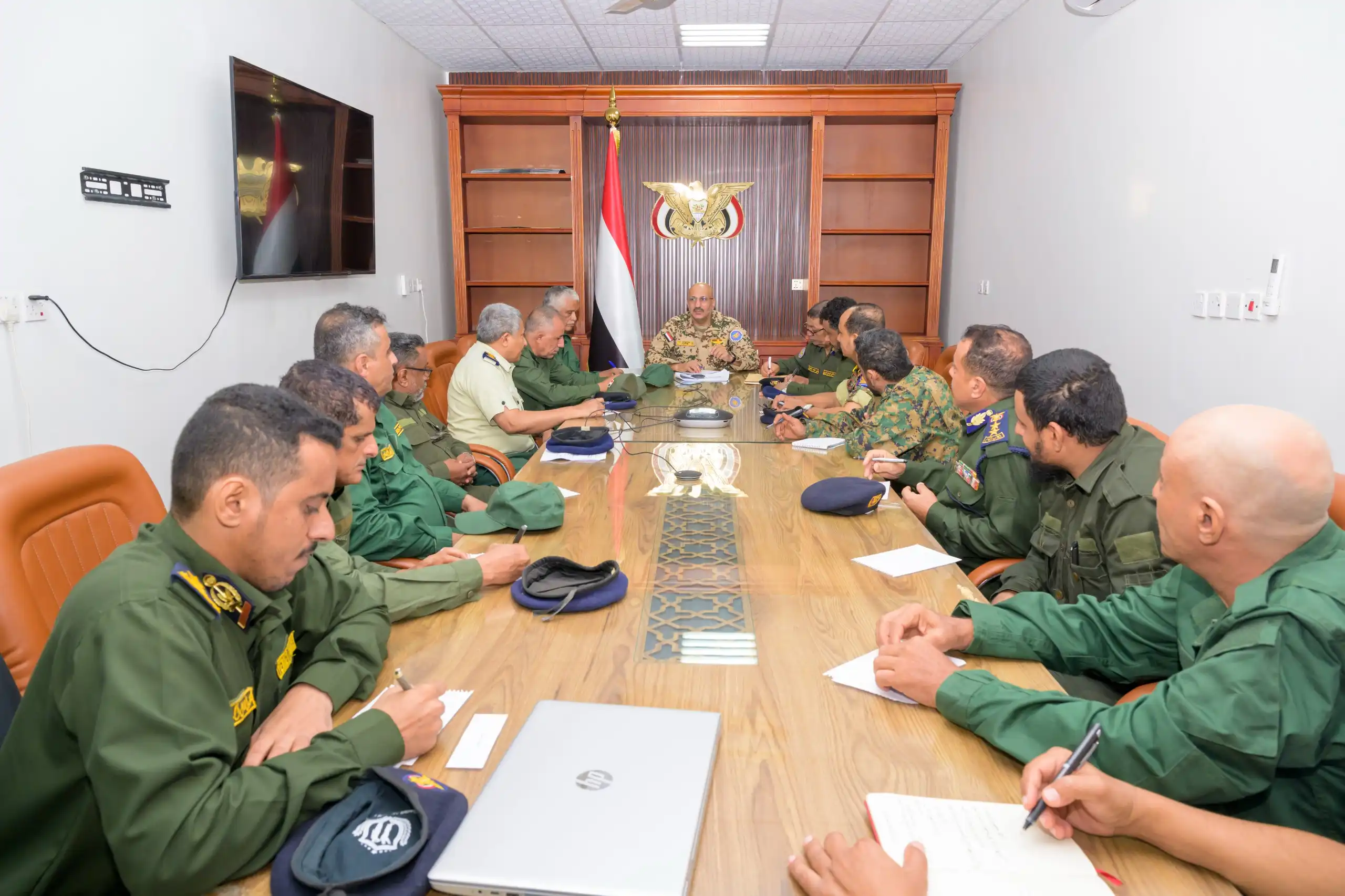 Le membre du Conseil de direction, Tarek Saleh, examine les réformes du ministère de l'Intérieur et préside une réunion sur la sécurité.