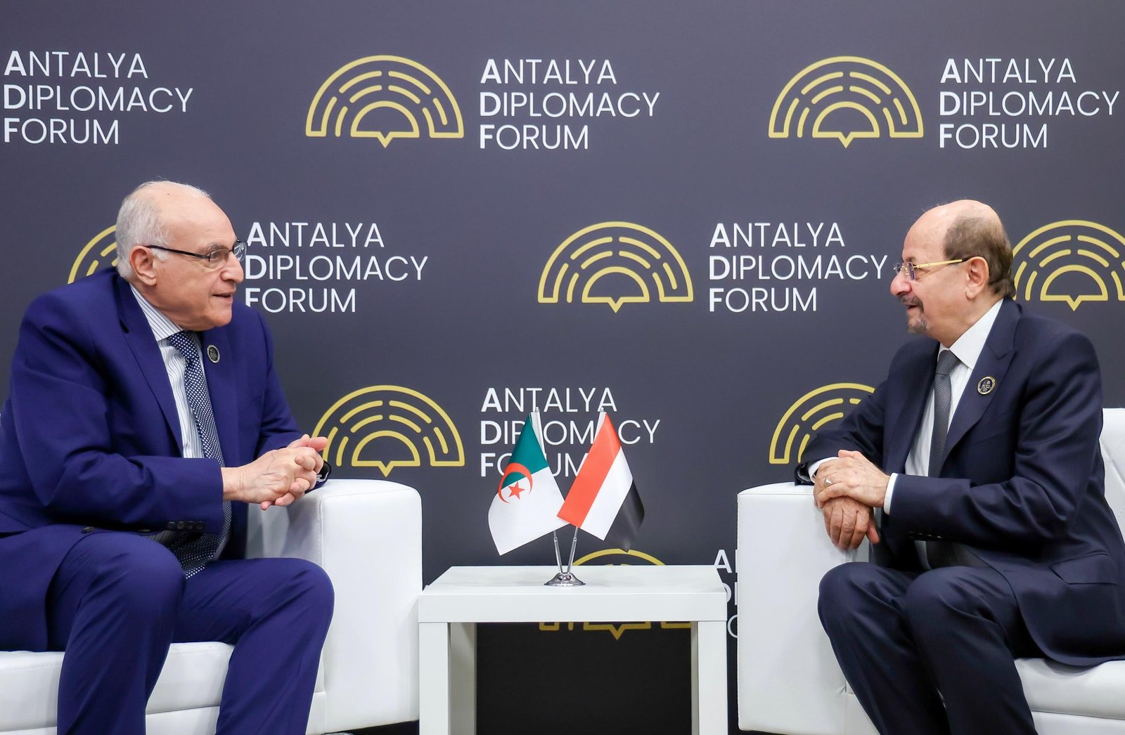 Le Premier ministre et ministre des Affaires étrangères rencontre son homologue algérien des Affaires étrangères et de la diaspora.