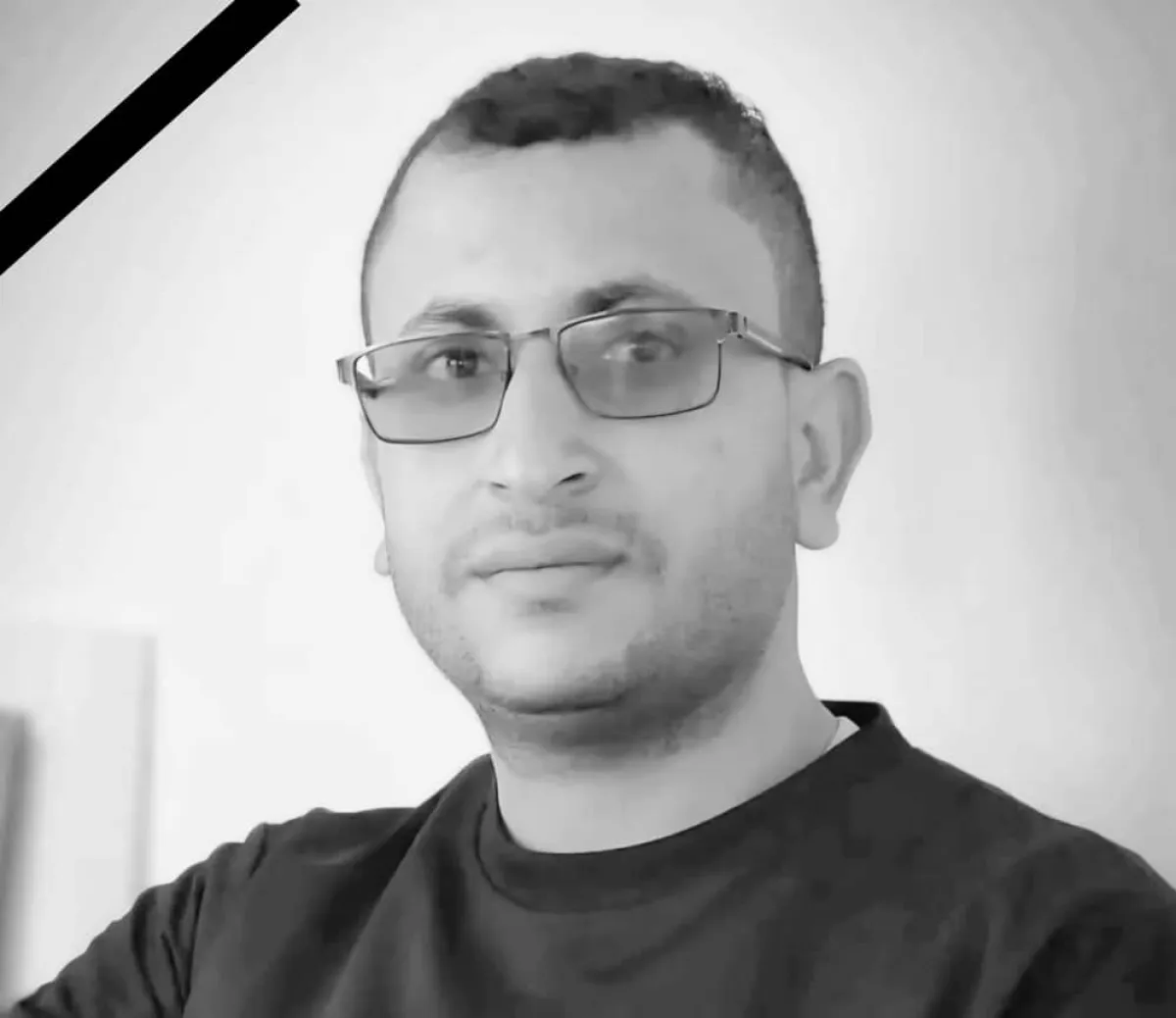 Les forces de sécurité à Taëz traquent et arrêtent les suspects dans l'assassinat du journaliste Abdelsamad Al-Qadi.