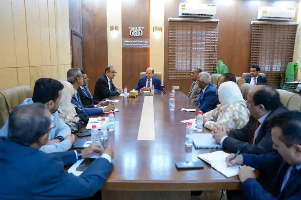 رئيس الوزراء وزير الخارجية يزور وزارة الصحة العامة والسكان ويؤكد دعم الحكومة لتطوير القطاع الصحي