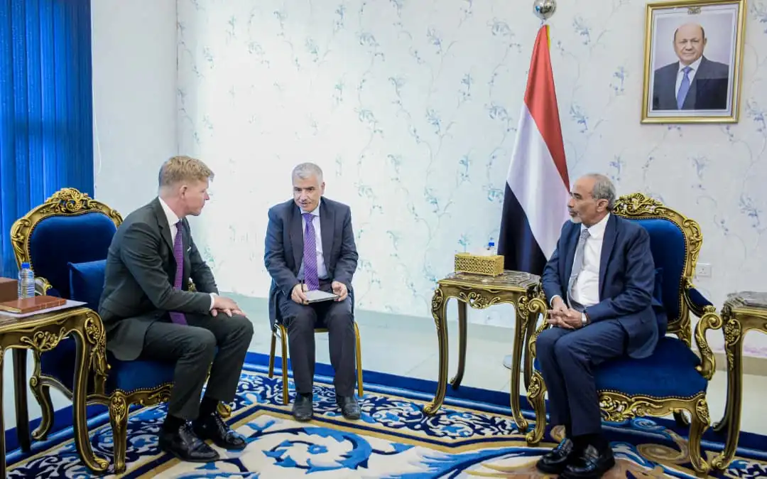 Le membre du Conseil de direction, Mahmoud Al-Sabihi, reçoit l'envoyé spécial des Nations Unies.