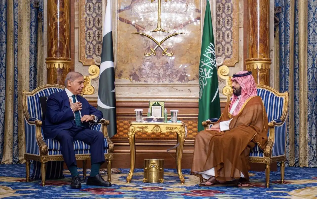 The Saudi Crown Prince discusses regional and international developments with the Prime Minister of Pakistan.