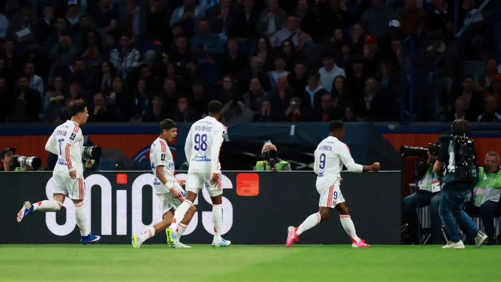 باريس سان جرمان يتعرض لهزيمة مفاجئة أمام ليون في ختام الجولة الثلاثين من الدوري الفرنسي